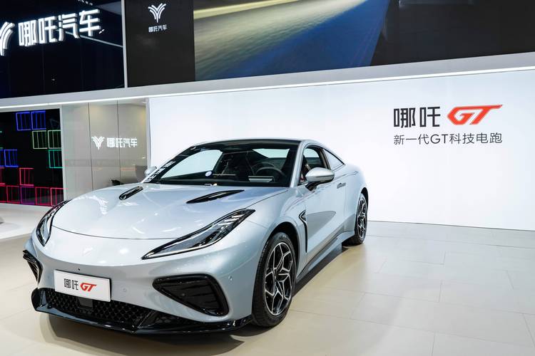 成都14哪吒汽车在智能汽车领域的表现，领途汽车在新能源汽车市场中的影响力